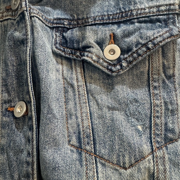 Wild Fable Blue Jean Jacket Large Distressed Med Wash Armpit To Armpit 25” - Picture 8 of 10